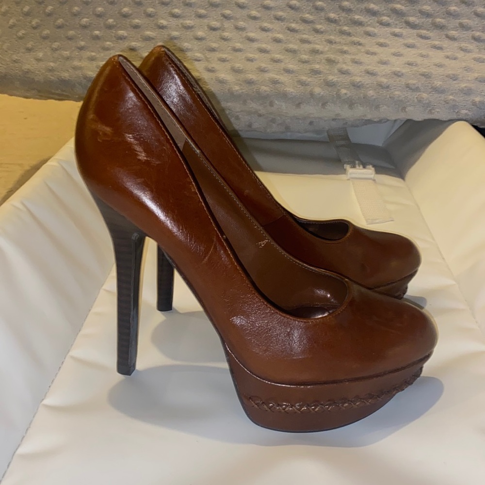 Carlos Santana Brown leather platform pumps
